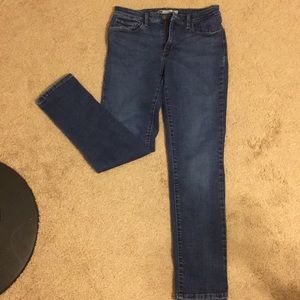 Levi’s mid-rise skinny jean